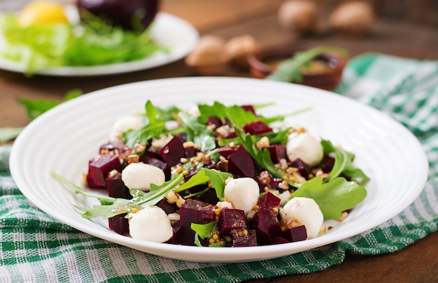 Salat aus gebackenen Rüben, Rucola, Käse und Nüssen