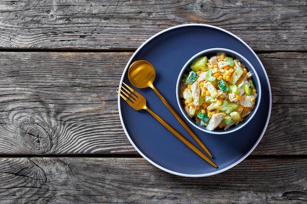 Salat aus Hühnerbrust, Mais, Ananas, Gurke