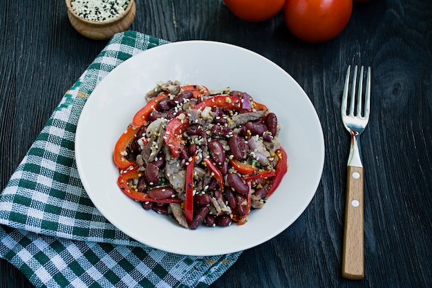 Salat aus Rindfleisch und Bohnen