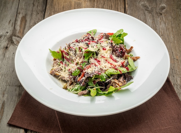 Salat aus rotem Pfeffer, Rucola und frischem Gemüse Gesunde Ernährung.