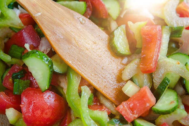 Salat aus saftigem frischem Gemüse closeup Ein gesunder Snack