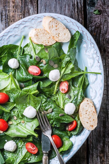 Salat aus Spinat, Tomaten und Mozzarella