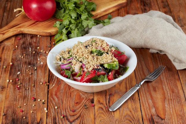 Foto salat aus tomaten, gurken, paprika, zwiebeln und gemüse gekleidet