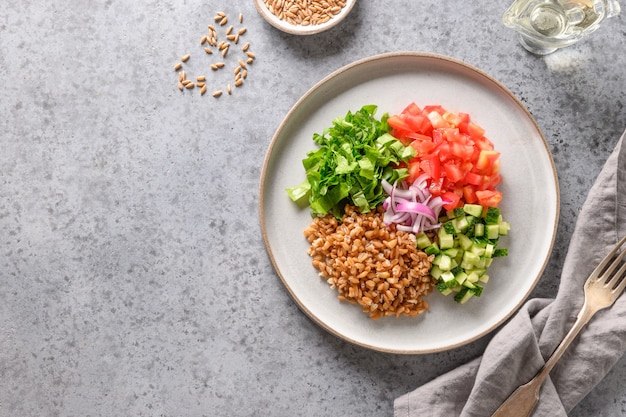 Salat aus Vollkorngetreide mit Gemüse.