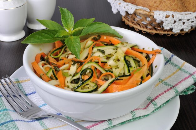 Salat aus Zucchini und Karotten