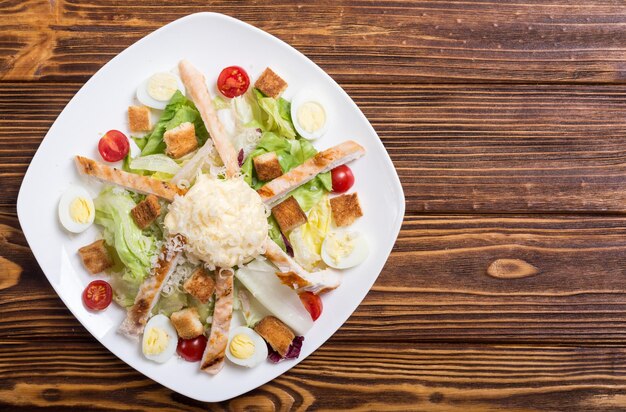 Foto salat ceasar mit huhn, eiern, tomaten und croutons