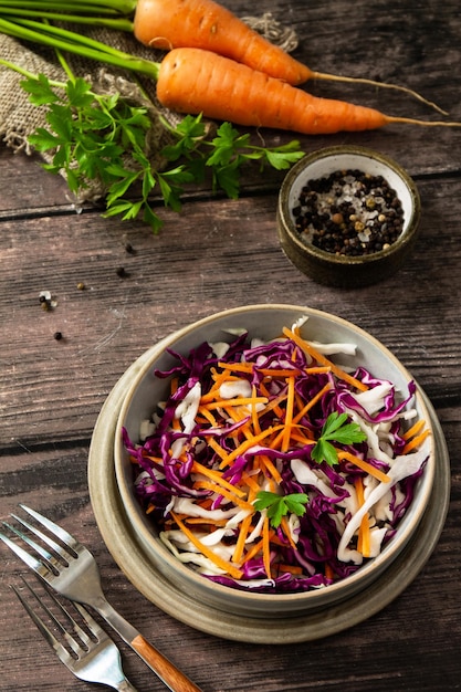 Salat Cole Slaw Kohlsalat in einer Schüssel auf einem rustikalen Holztisch