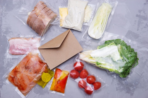 Foto salat-dinner-set ein set für die lieferung von essen zum abendessen auf einem grauen hintergrund ich koche zu hause