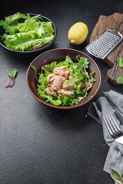 Salat Dorschlebermischung Salatblätter Fisch Meeresfrüchte Omega3 frische Mahlzeit Snack auf dem Tisch kopieren Raum