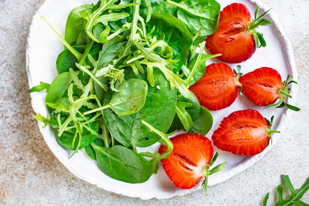 Salat Erdbeere grüne Blätter Rucola Spinat Bio gesundes Essen mischen