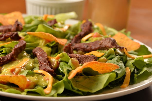 Salat, Filet Mignon und Tortilla Chips