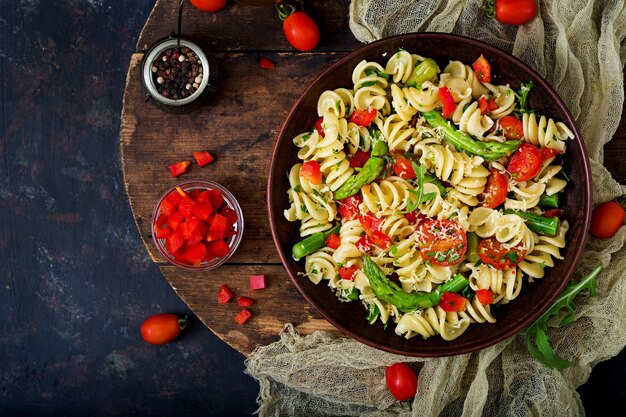 Foto salat - fusilli pasta mit tomaten, spargel und paprika