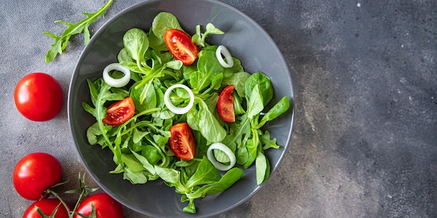 salat gemüse tomaten, zwiebeln, salatmischung, mache grün frisch gesunde mahlzeit essen snack diät