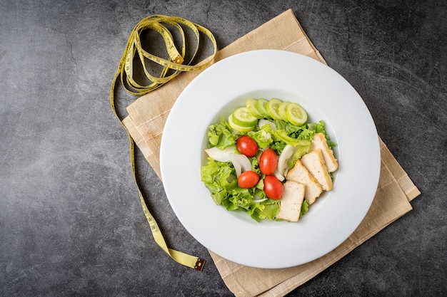 Salat. Gemüsesalat, Frischgemüsesalat mit Tomatenzwiebelgurke Draufsicht, sauberes Lebensmittelkonzept