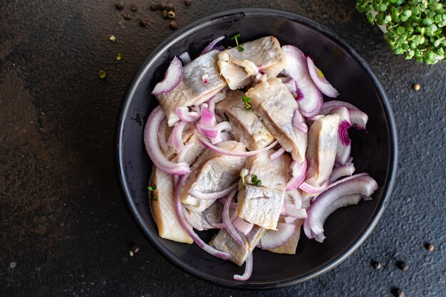 Salat Hering Scheibe Fisch salzige frische Meeresfrüchte Vorspeise auf dem Tisch