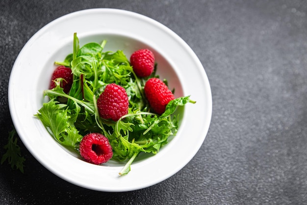 salat himbeere grüne blätter mischen salat gesunde mahlzeit essen snack auf dem tisch kopierraum essen