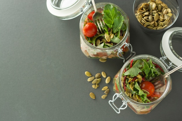 Salat im Glas mit frischem Gemüse, Kichererbsen und Kürbiskernen.