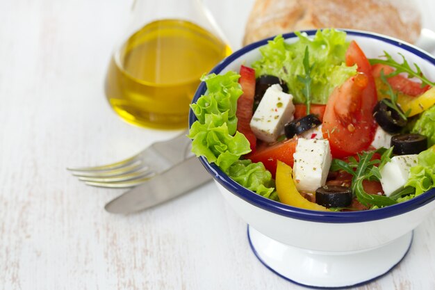 Salat in der weißen Schüssel und im Öl