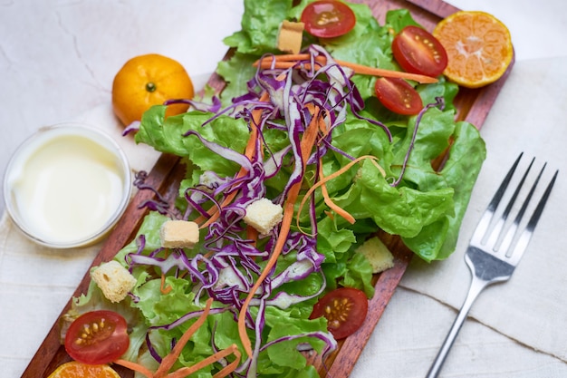 Salat in Holzplatte