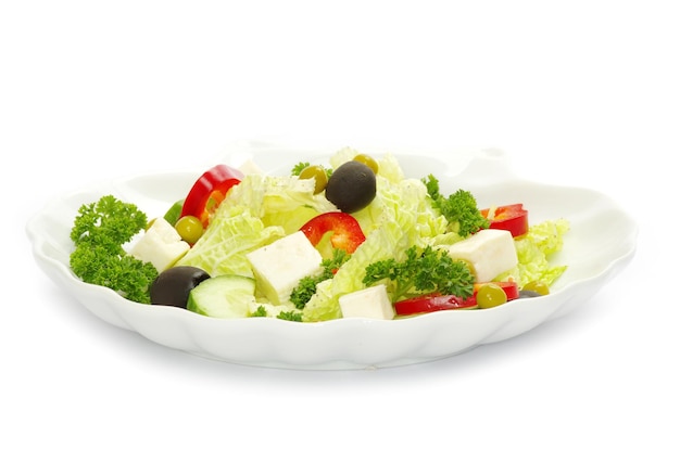 Salat in Teller auf Weiß