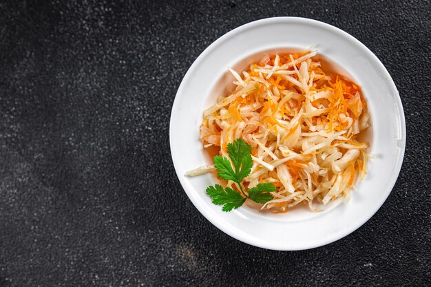 Salat, Kohl, Sauerkraut, eingelegtes Gemüse, Mahlzeit, Snack auf dem Tisch, Kopienraum, Lebensmittelhintergrund