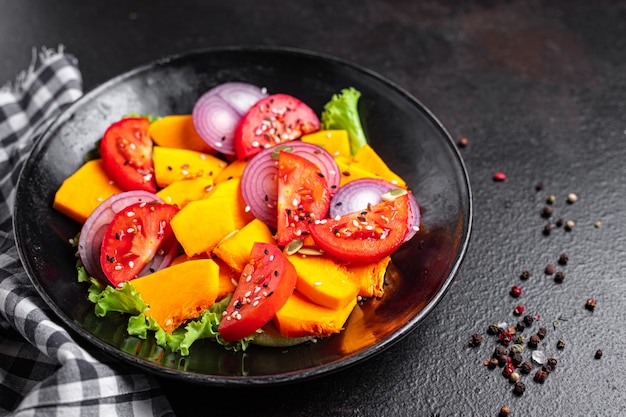 Salat-Kürbis-Tomaten-Mix-Gemüse frische Portion zum Verzehr bereiter Snacks auf dem Tischkopierraum