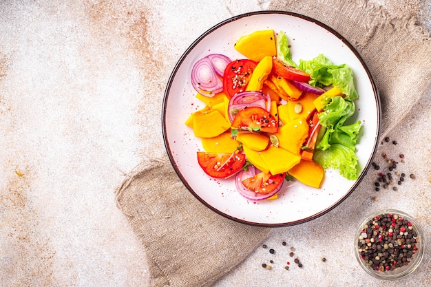 Salat-Kürbis-Tomaten-Mix-Gemüse frische Portion zum Verzehr bereiter Snacks auf dem Tischkopierraum