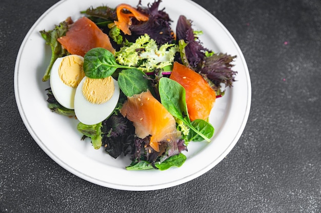 salat lachs roter fisch vorspeise frische meeresfrüchte gericht mahlzeit essen snack auf dem tisch kopierraum essen