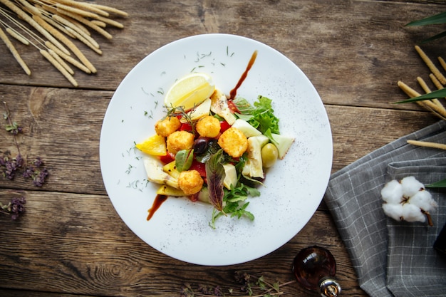 Foto salat mit artischockenoliven frittiertem käse