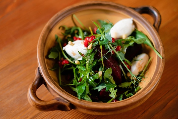 Salat mit Arugula-Granatapfel und Parmesan-Nahaufnahme