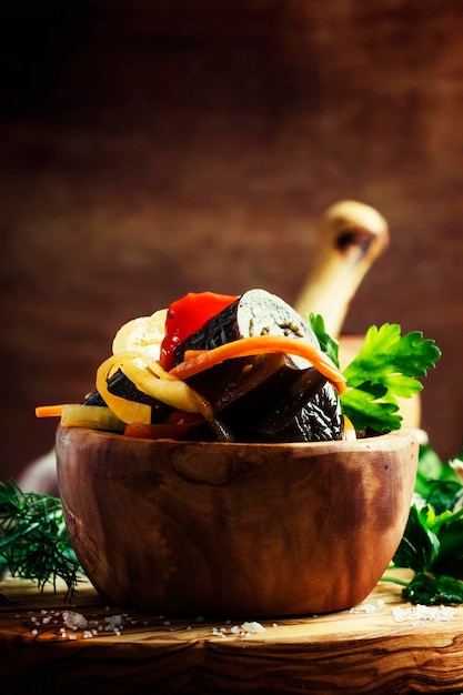 Salat mit Auberginenzwiebeln und selektivem Fokus der Paprika
