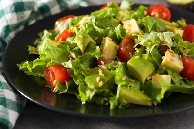 Salat mit Avocado-, Salat-, Tomaten- und Leinsamen