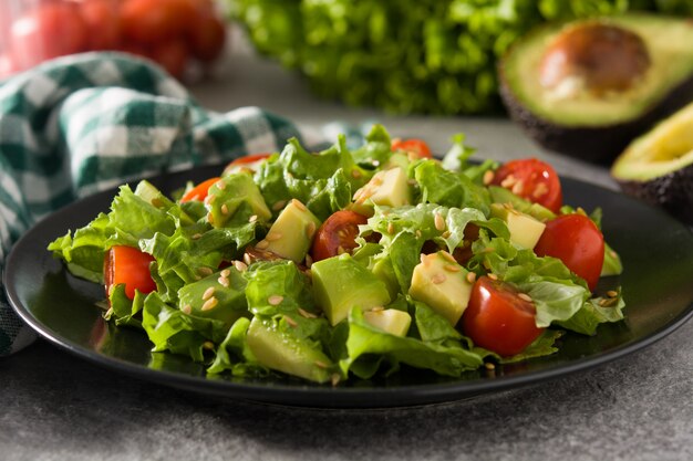 Salat mit Avocado-, Salat-, Tomaten- und Leinsamen