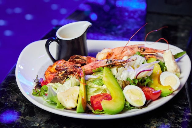 Salat mit Avocado-Tigergarnelen, Tomaten und Wachteleiern