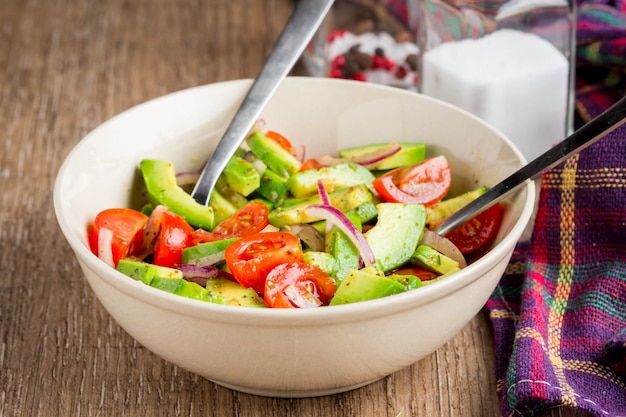 Salat mit Avocado, Tomate, roter Zwiebel, geschmackvollem Aperitif, traditionellem Mittagessen, gesundem Lebensmittel