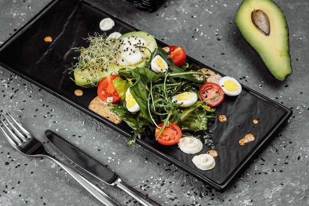 Salat mit Avocado und Kirschtomaten. Diät-Frühstück. Gesundes Essen.