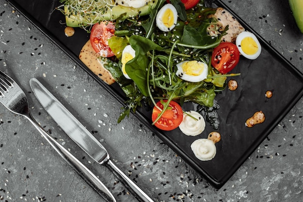 Salat mit Avocado und Kirschtomaten. Diät-Frühstück. Gesundes Essen.