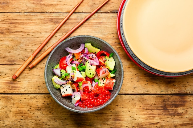 Salat mit Avocado und Meeresfrüchten