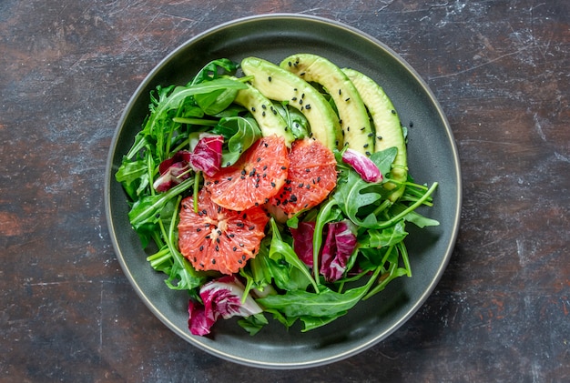 Salat mit Avocado und Pampelmuse