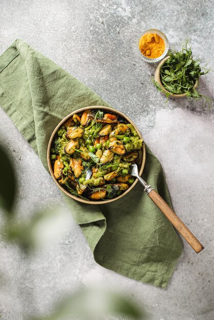 Salat mit Avocado und Rucola