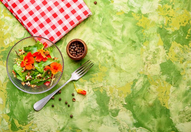 Salat mit Blüten von Kapuzinerkresse