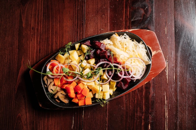 Salat mit Champignons, Zwiebeln, Karotten und Rüben