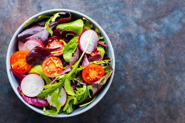 Salat mit Cherrytomaten, Rettich und Mixsalat