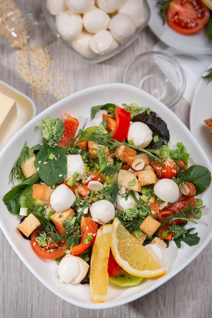 Salat mit Ei-Kräuter-Tomaten-Käse-Zitrone Köstliches Familienfrühstück