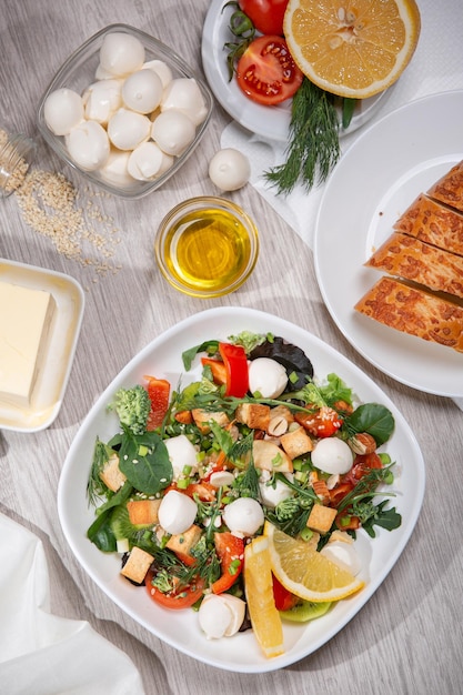 Salat mit Ei-Kräuter-Tomaten-Käse-Zitrone Köstliches Familienfrühstück