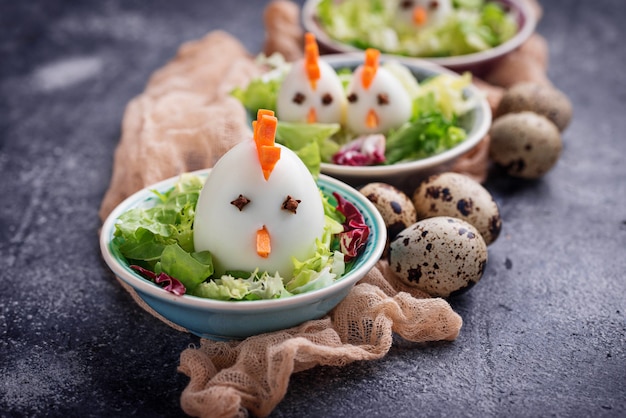 Salat mit Eiern in Form von Hühnern. Festliches Essen.