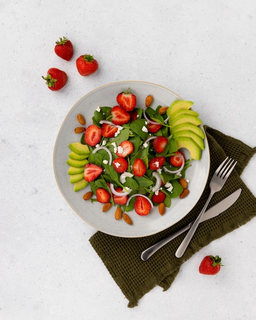 Salat mit Erdbeere, Avocado, Zwiebel, Käse und Spinat