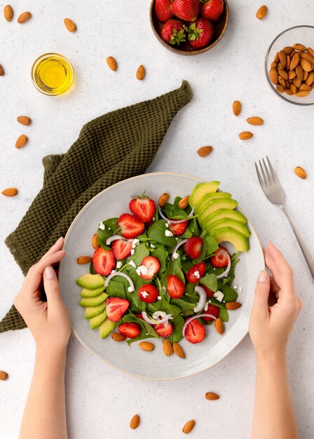 Salat mit Erdbeere, Avocado, Zwiebel, Käse und Spinat