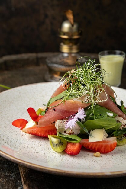 Salat mit Erdbeeren Parmesan und Prosciutto