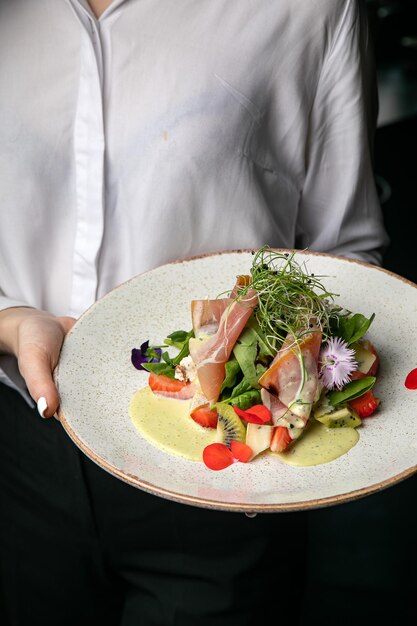 Salat mit Erdbeeren Parmesan und Prosciutto